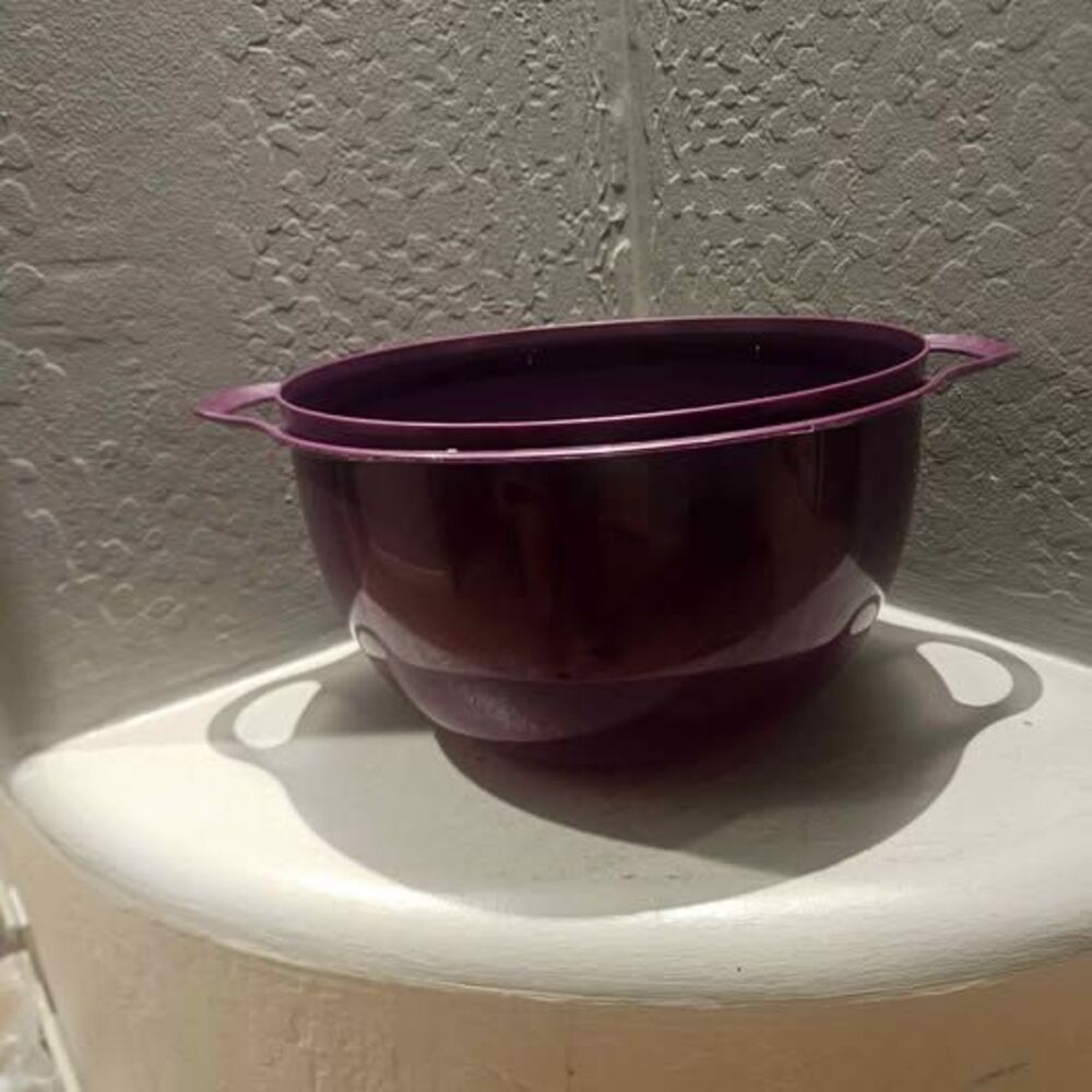 Tupperware Thatsa Mega Bowl 42 Cup. Purple No Lid
